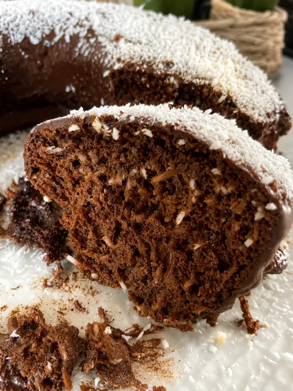 Bolo de Cacau com coco sem farinha branca e zero açúcar